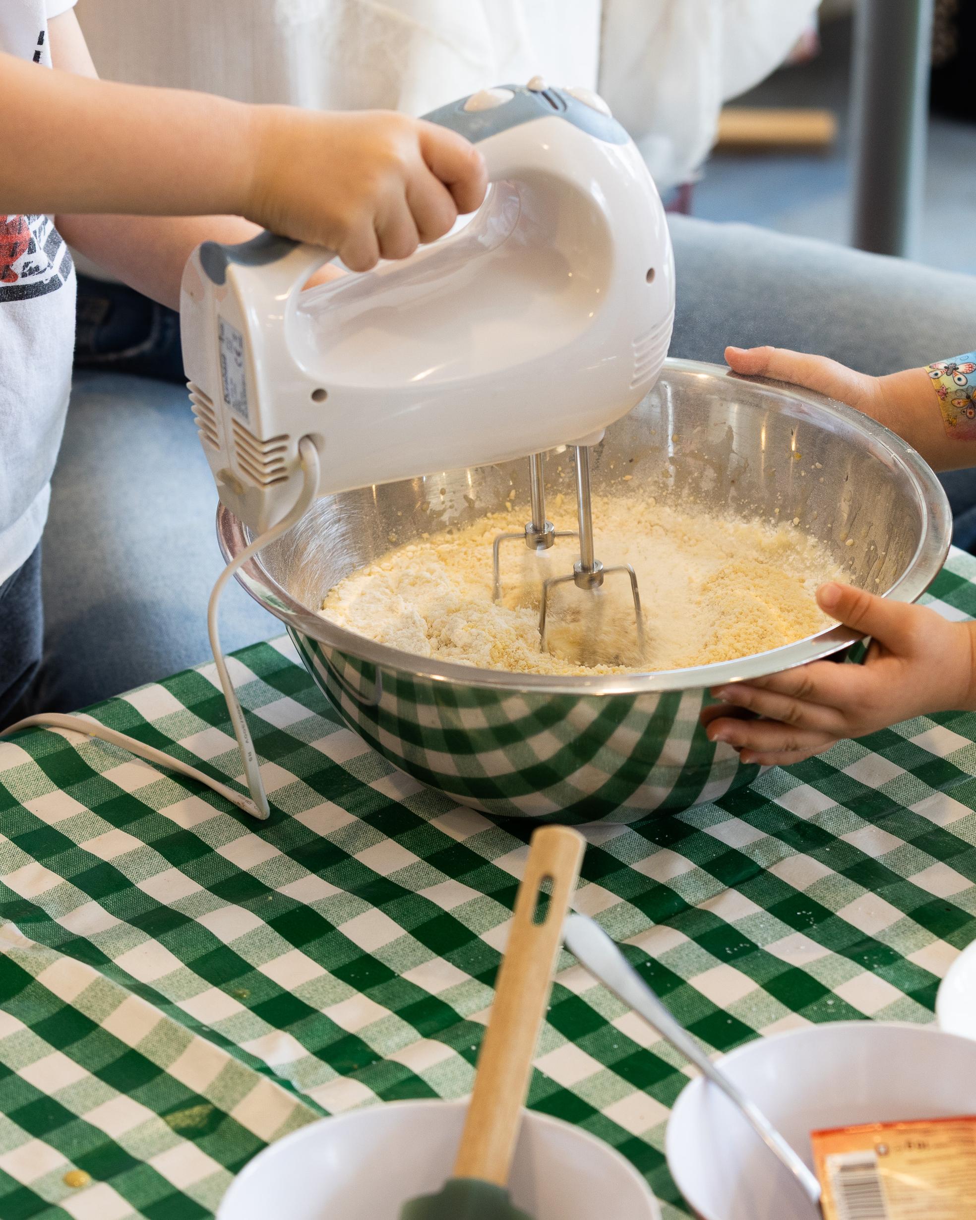 Bild von Frischer Duft im Schulhaus: In der Küche wird gebacken